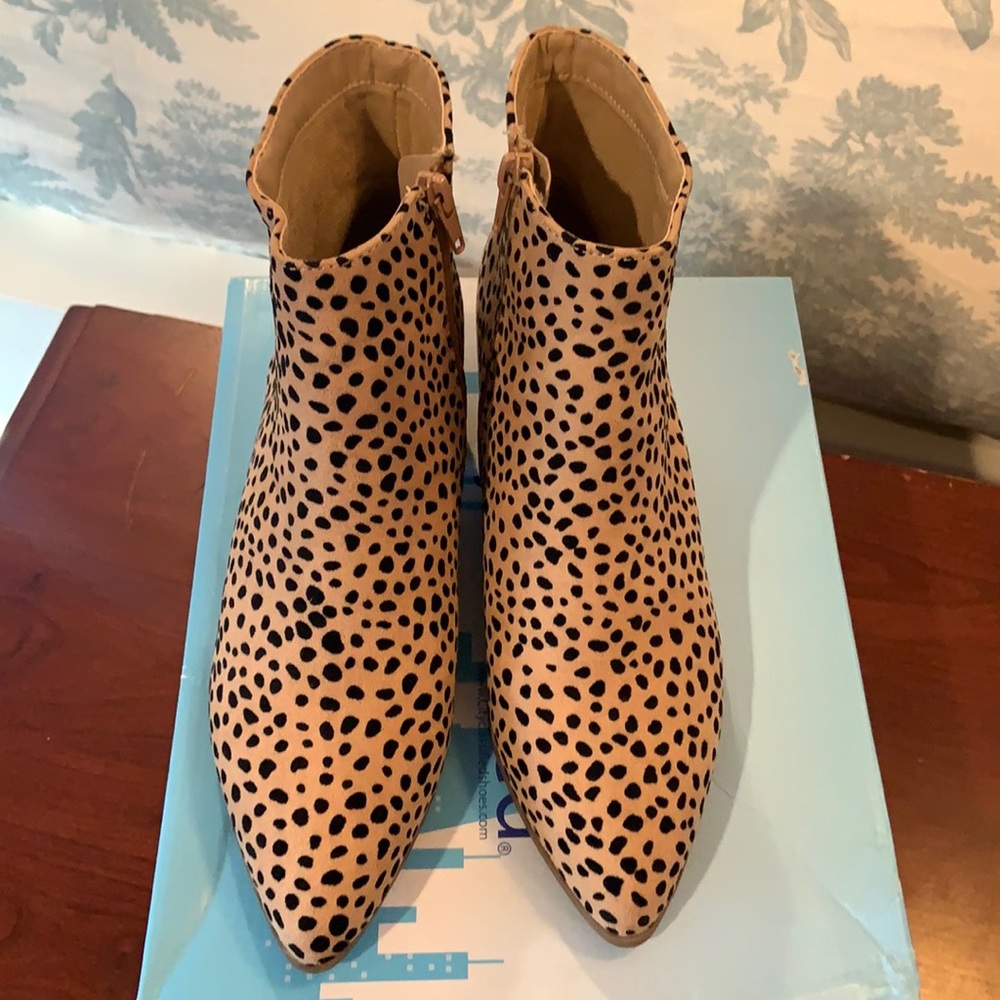 City Classified cheetah booties size 8.5 NIB